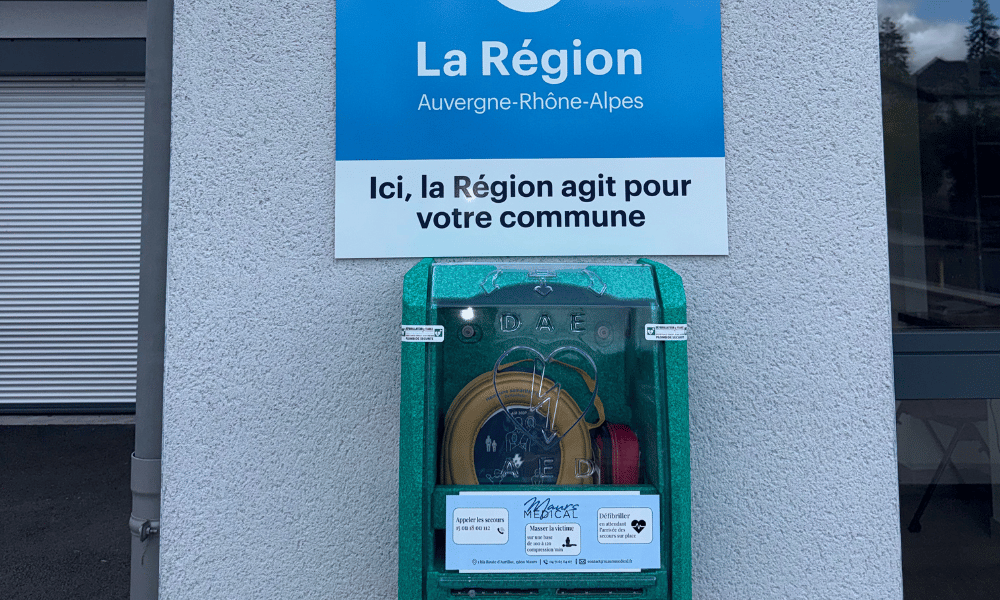 Défibrillateurs installés par Maurs Médical devant la mairie de Maurs